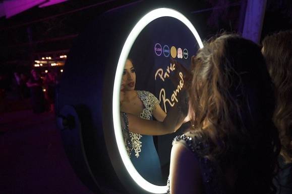 Magic mirror booth hire herts