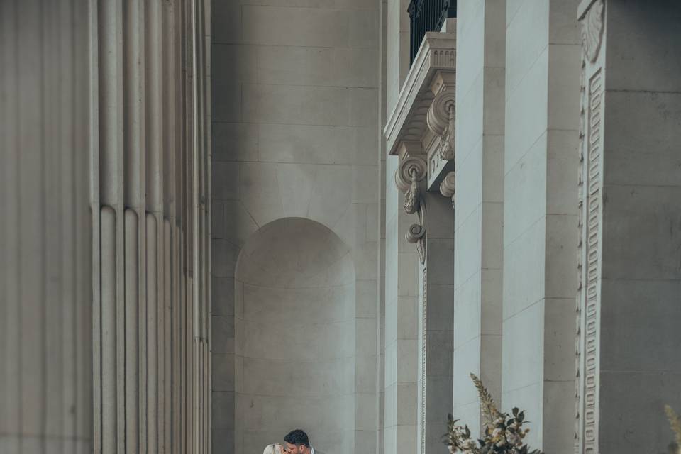 Kissing between the pillars