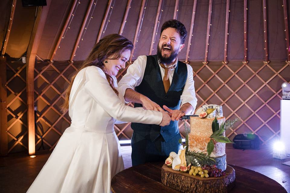 Cutting the wedding cake