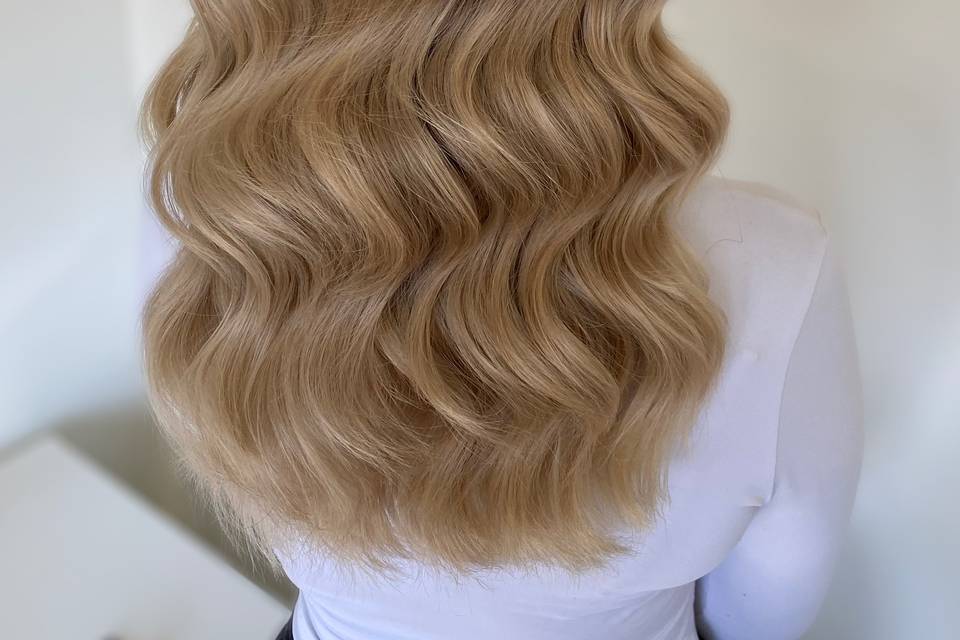 Soft Hollywood waves