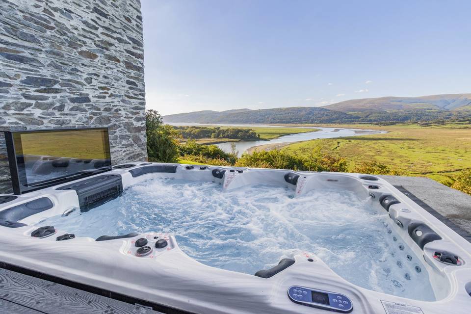 Glandyfi Castle hot tub