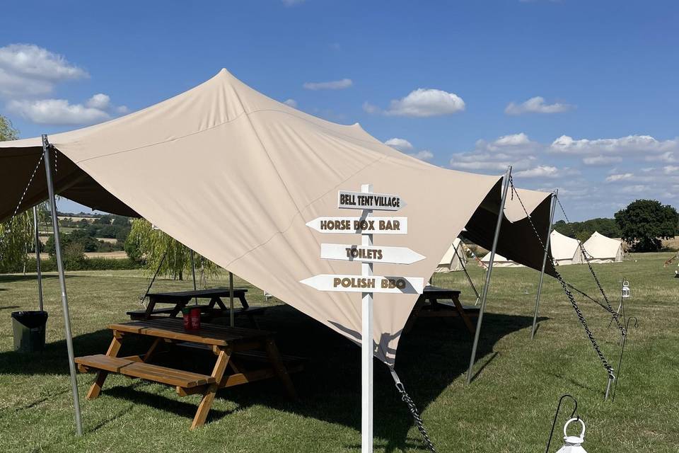 Lawn stretch tent