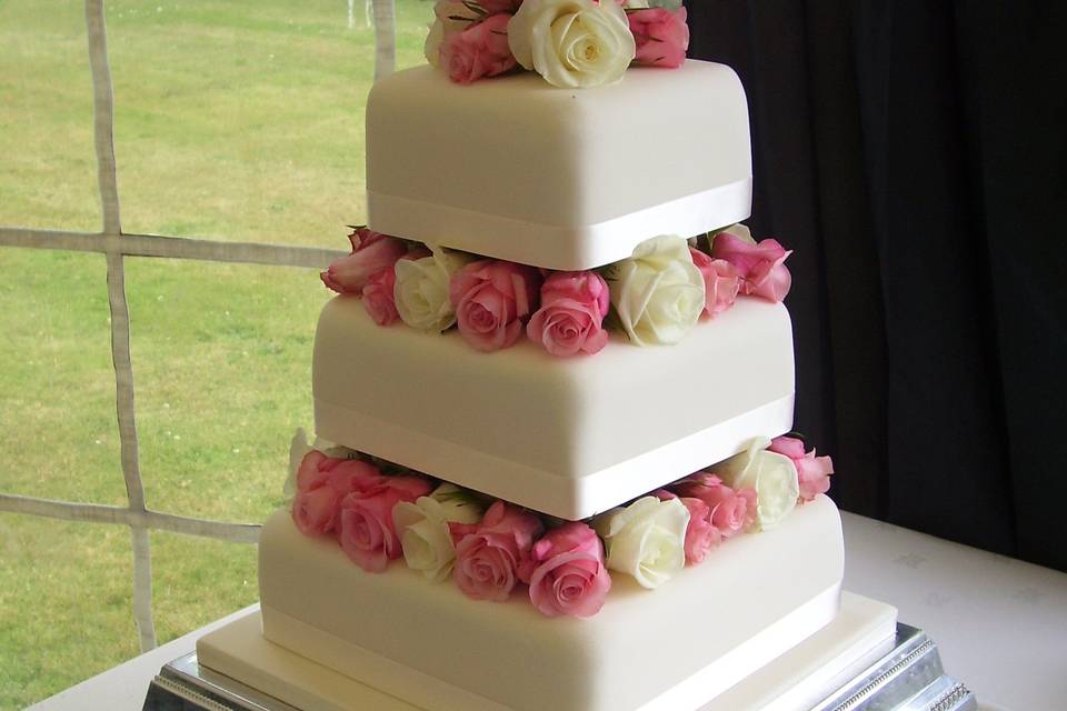 cake dressed with rose heads