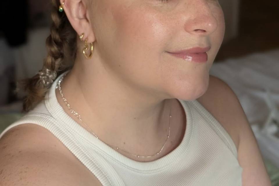 Defined and eye glowy skin