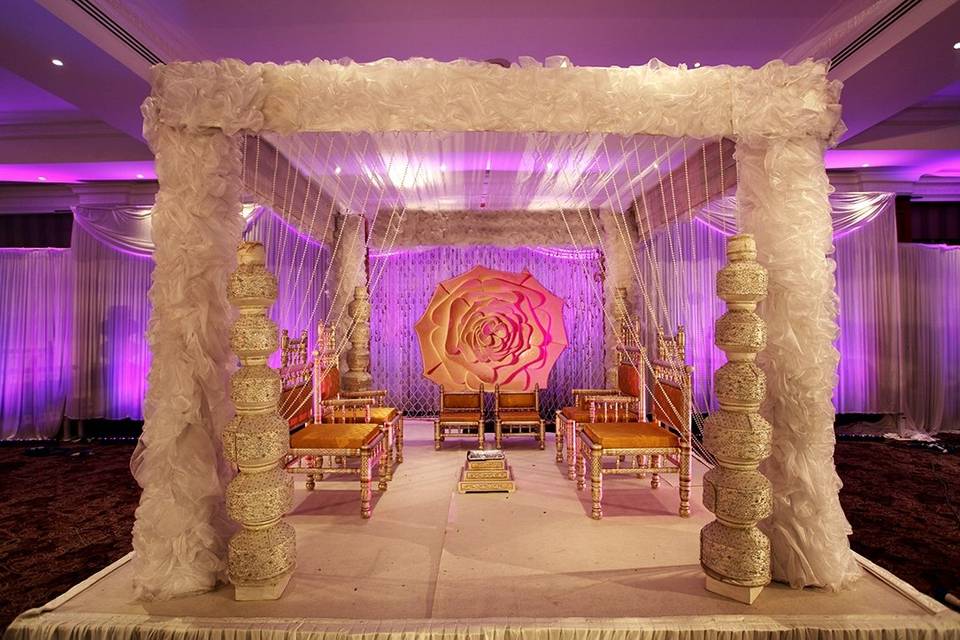 Lavish ceremony decor