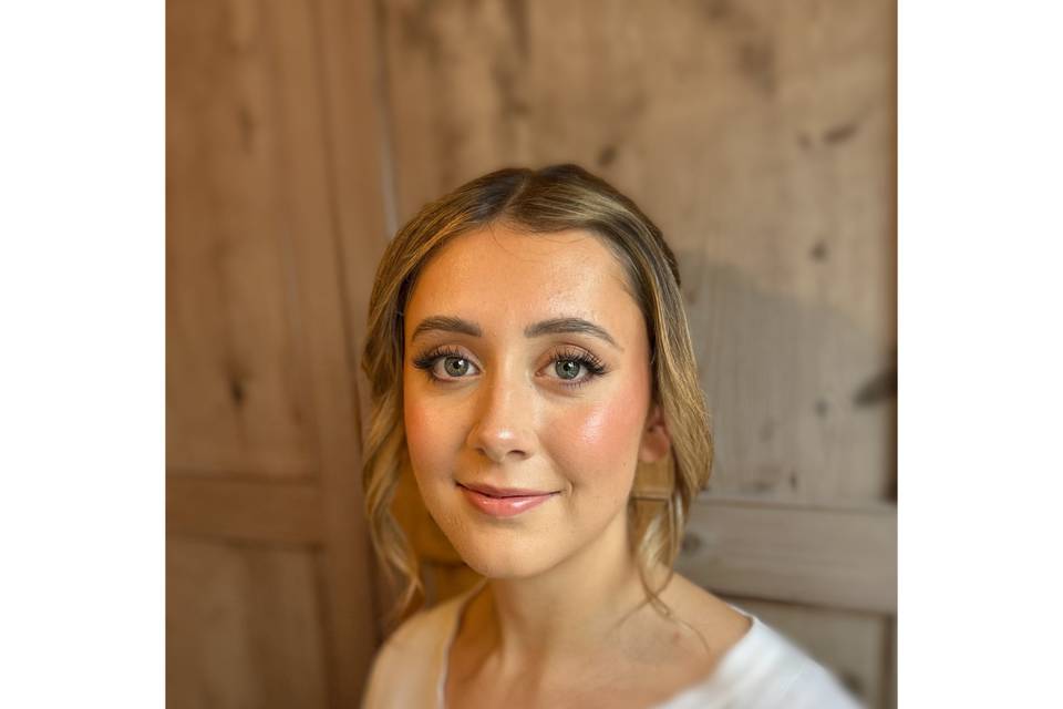 Glowy bridal makeup