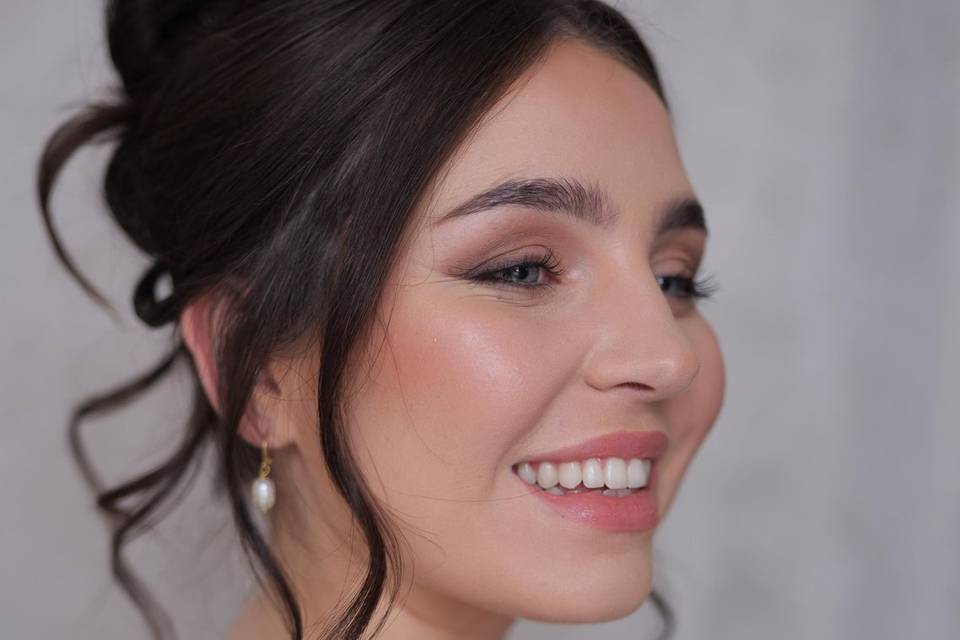 Neutral bridal makeup