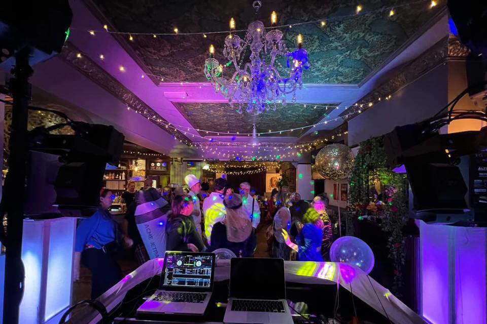 Live Music/DJ & Dance floor