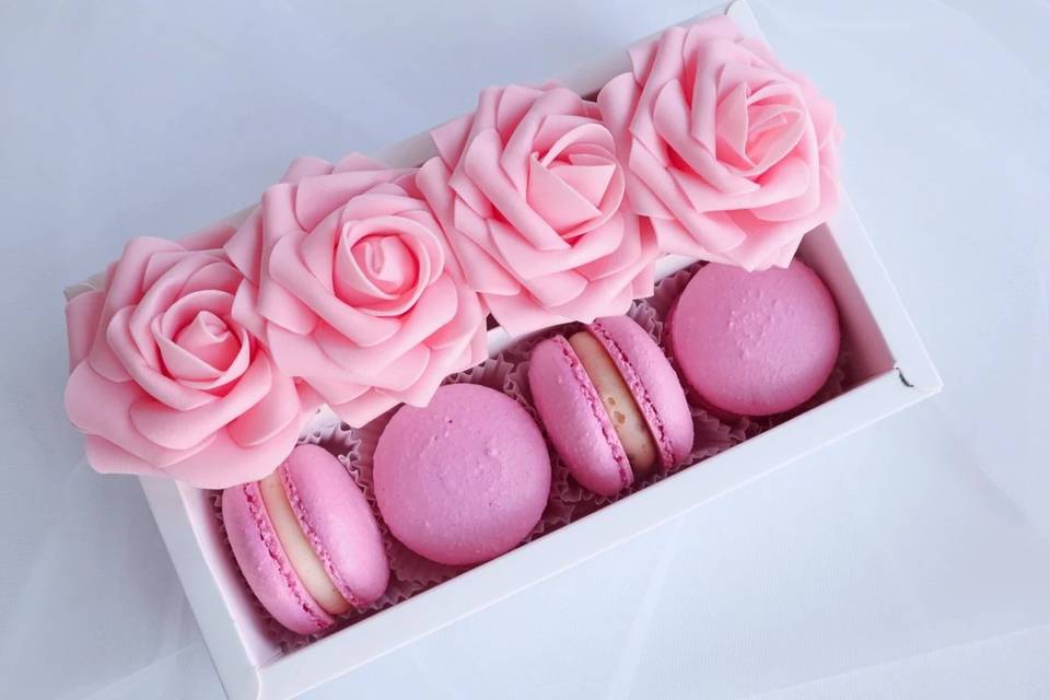 Guest gift box with macarons