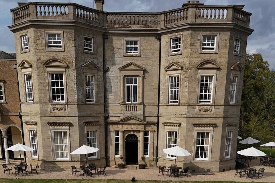 Kissing infront of Bourton hal