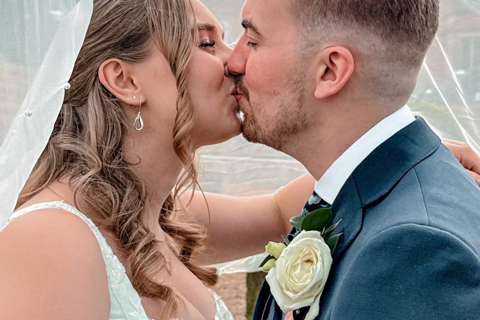Kiss under the veil