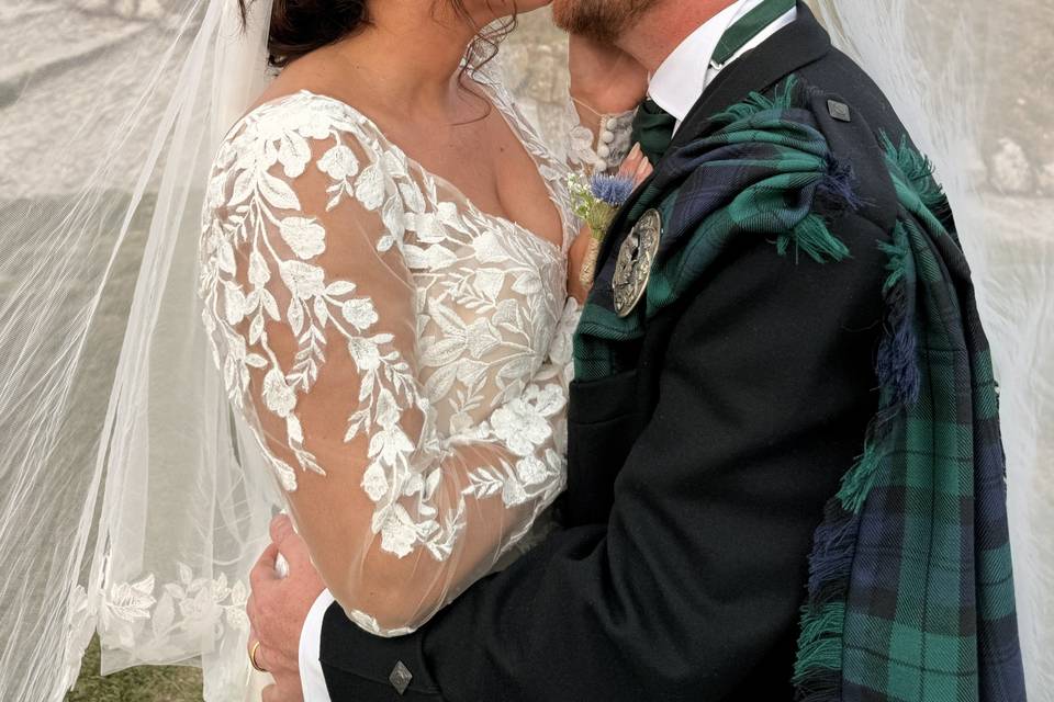 Kiss under the veil