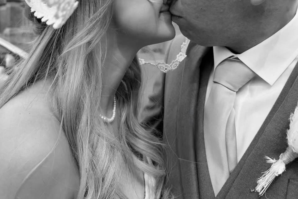 Kiss me under the Veil