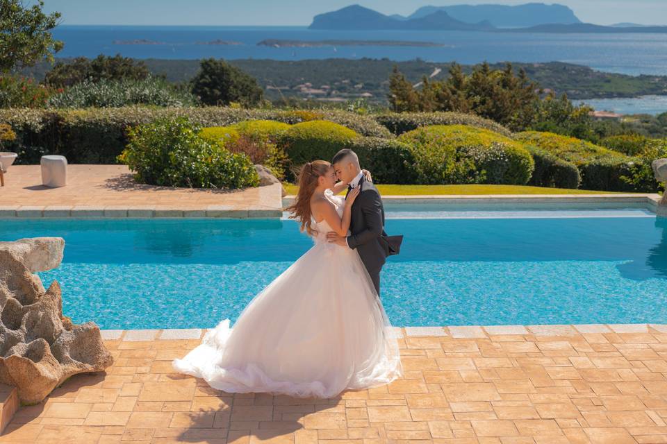 Kiss on the pool