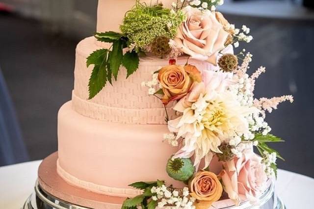 Fresh florals for a beautiful cake