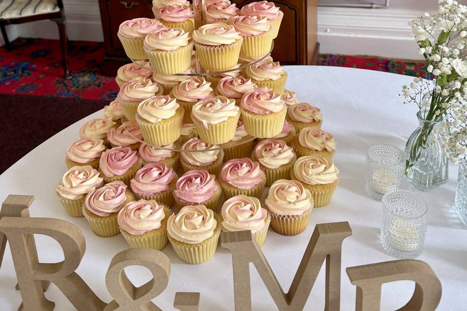 6 inch lemon cake with c/cakes