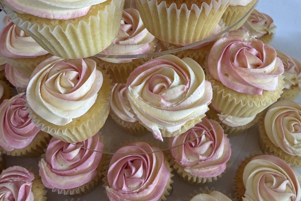Lemon cupcake with frosting