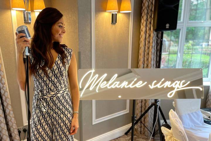 Melanie Sings