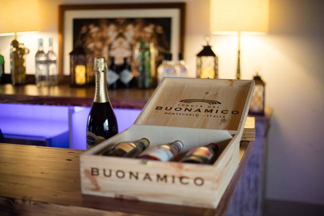 Preparing the bubbly