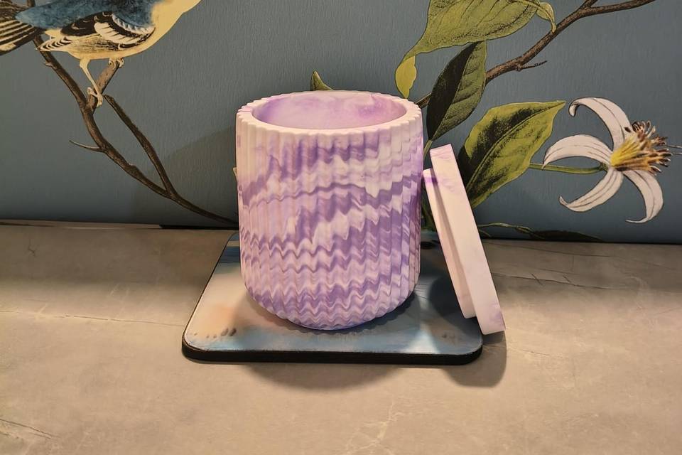 Pot with pigment
