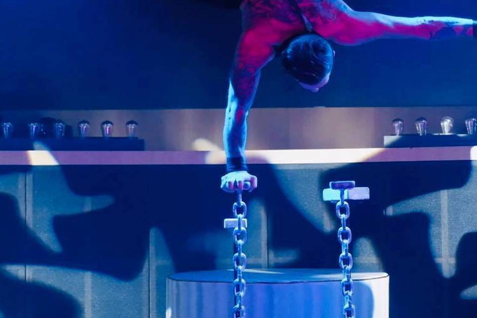 Hand Cannes Artist Floor Act