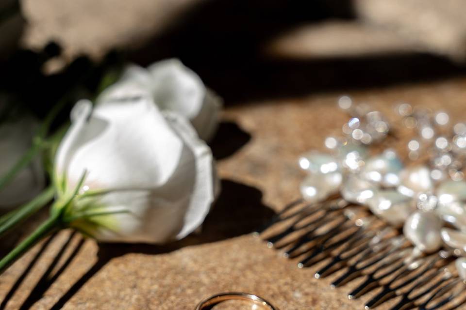 Bride hair details and flowers