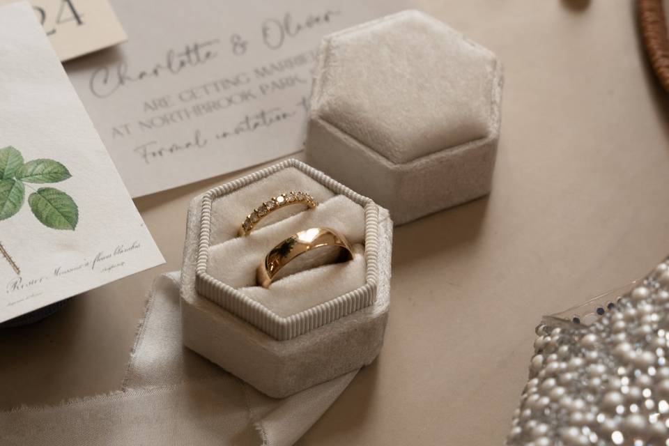 Wedding rings and invitations