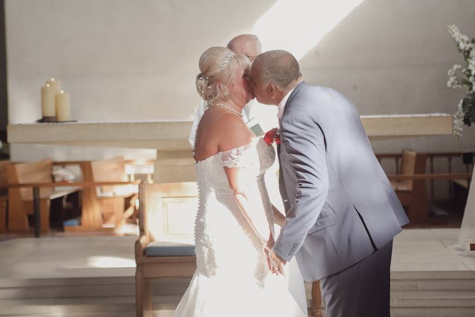 Ceremony kiss