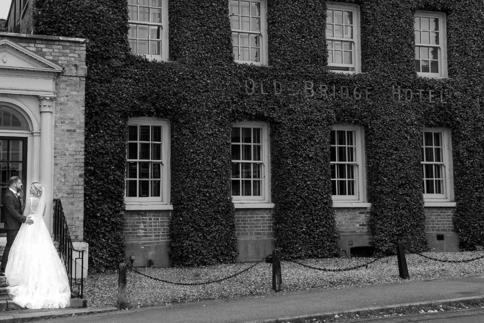 A calm pause outside the venue