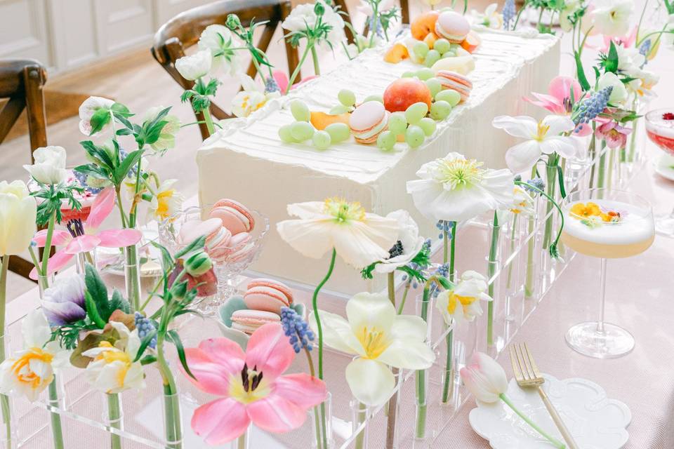 Sharing table cake