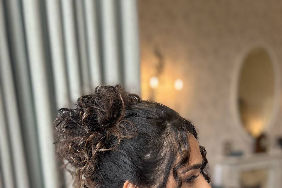 Natural curls up style