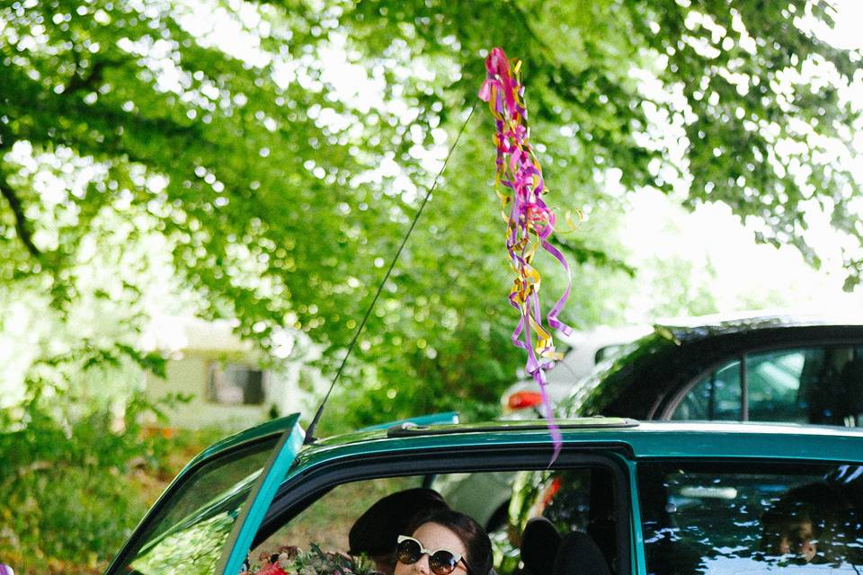 Outdoor, rustic celebration - Smiling in the car