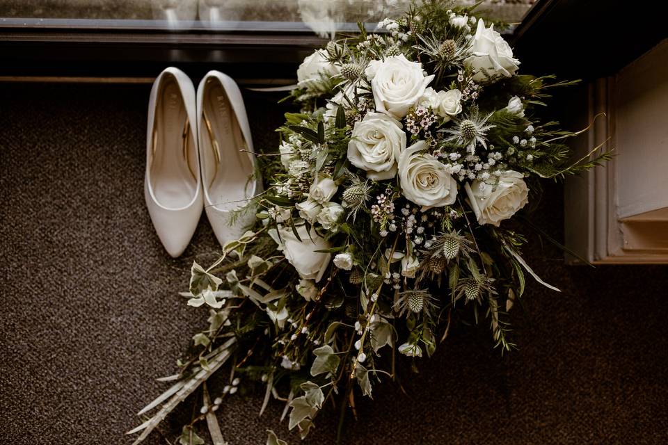 Natural ivory teardrop bouquet