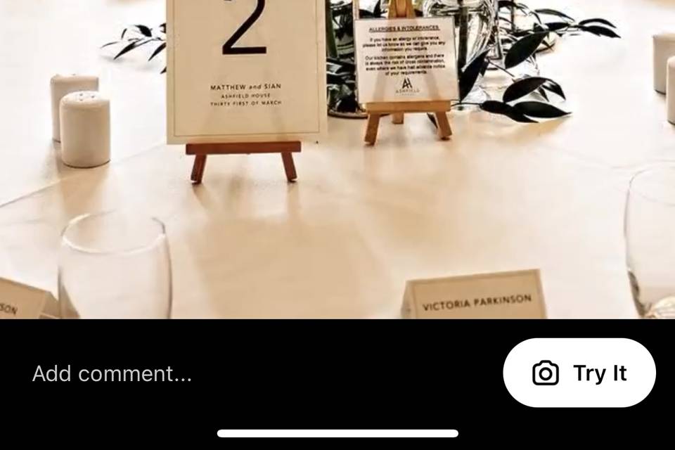 Simple white table centre