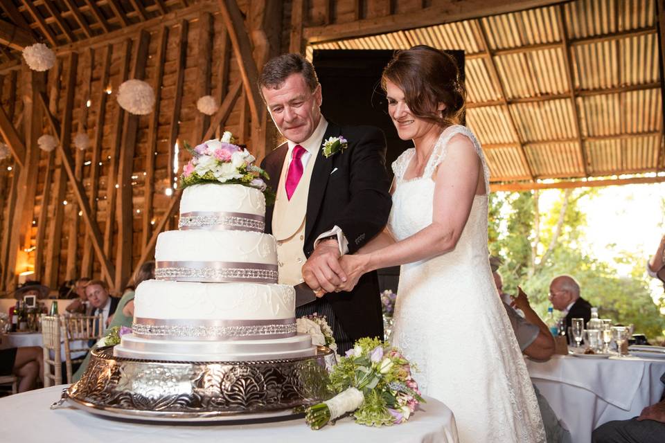 Cutting cake