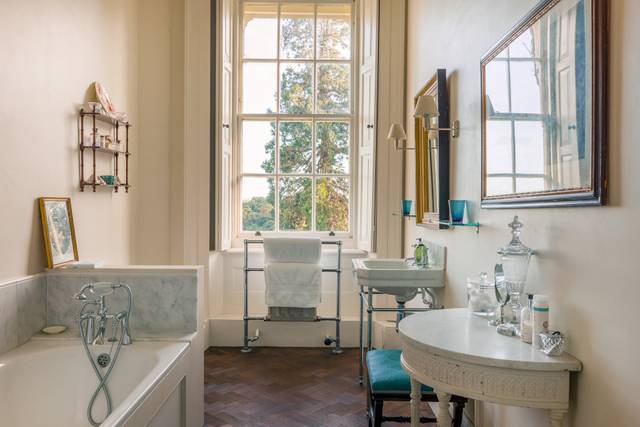 Emma - Bathroom