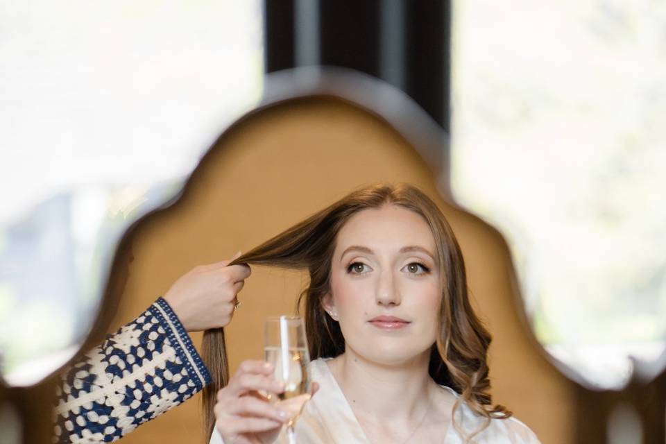 Natural makeup & soft waves