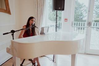 Carolina Garcia-Cox - Singer Pianist