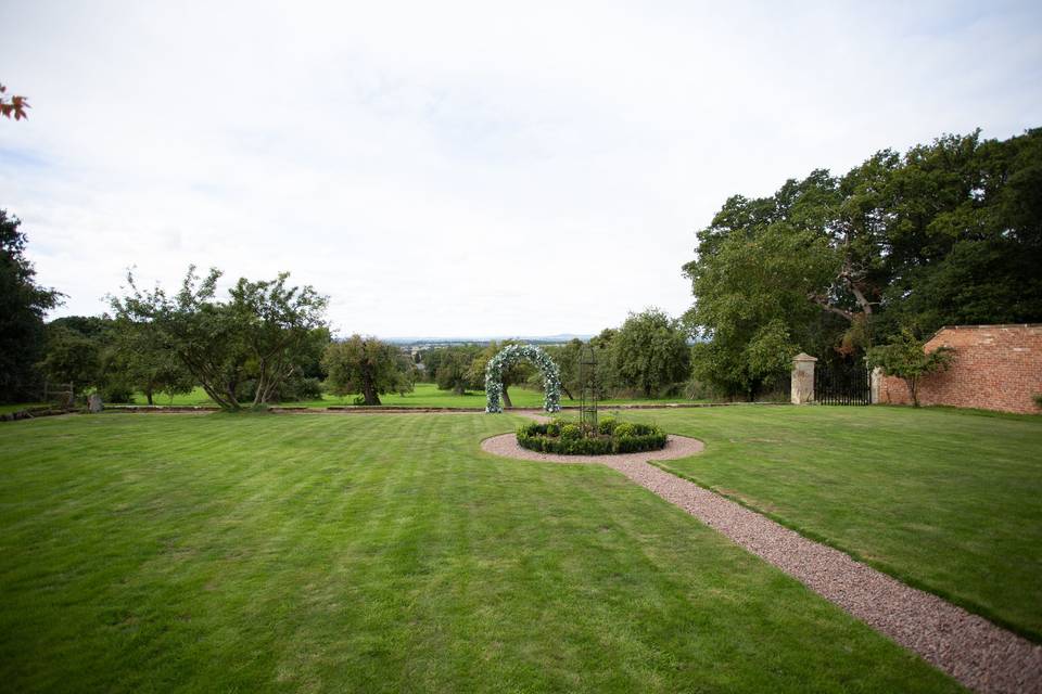 Font lawn with views for miles