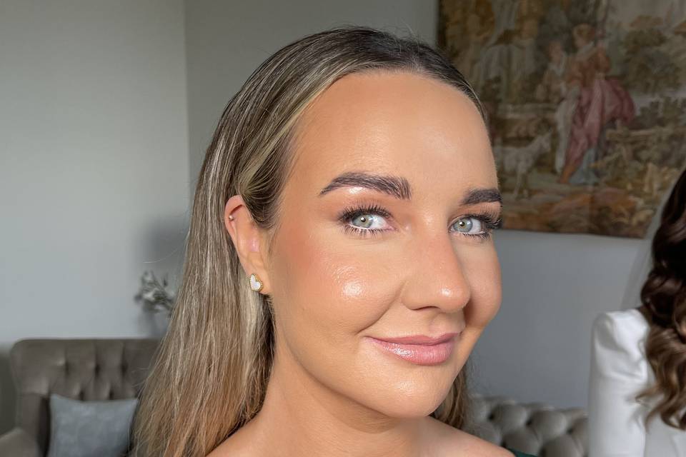 Bronzed bridesmaid makeup