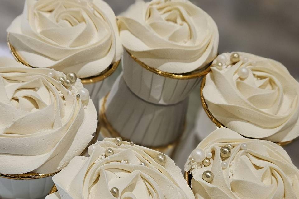 White roses cupcakes