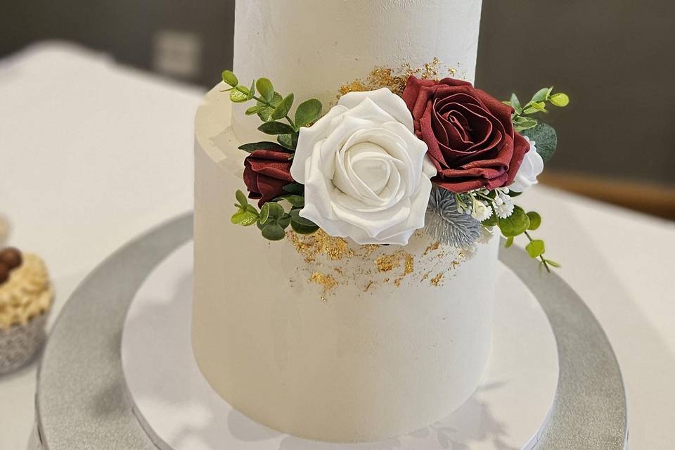 Red roses and gold leaf 3-tier