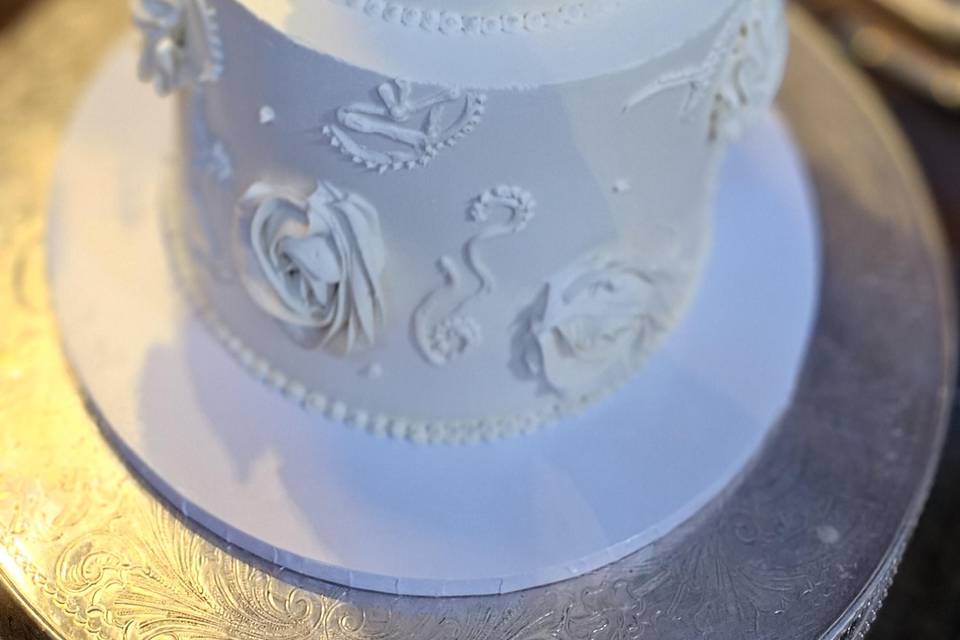 White & romantic wedding cake
