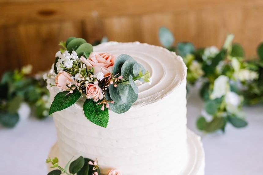 Rustic scalloped 2-tier cake