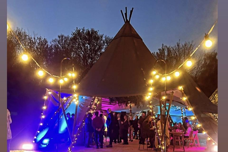 Tipi Wedding - Blue Sky Tipis