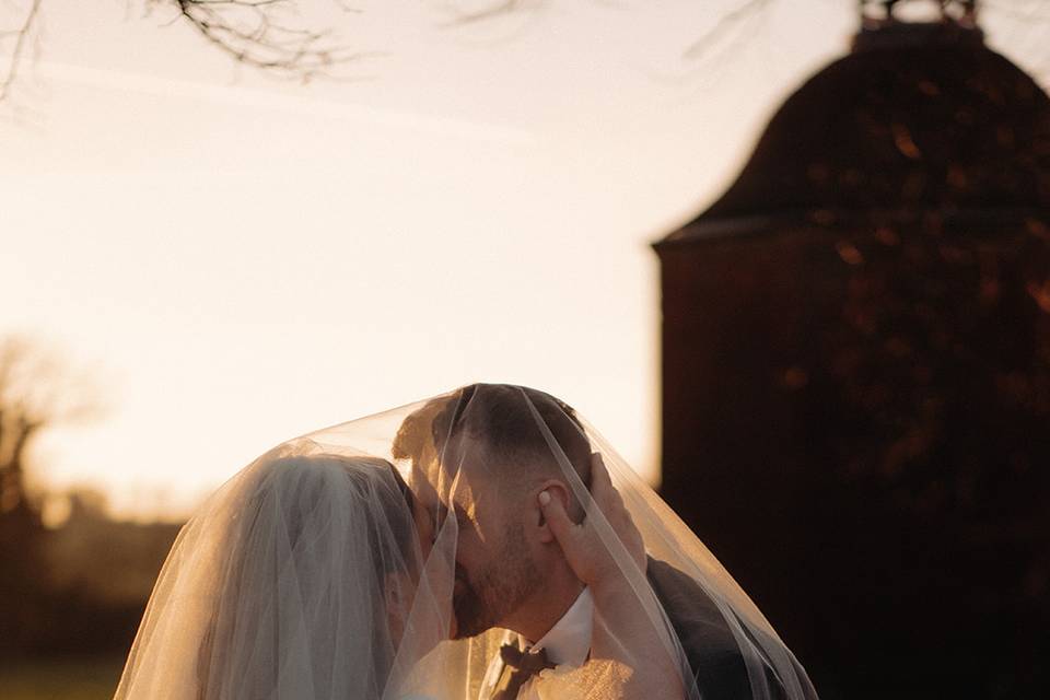 Sunset veil kiss