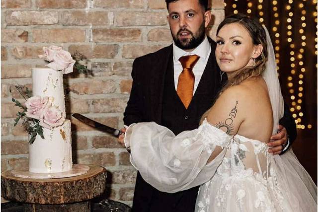 Cutting cake
