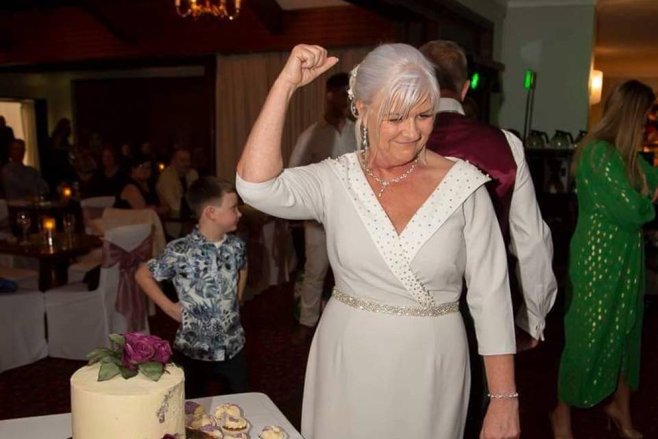 Cutting cake