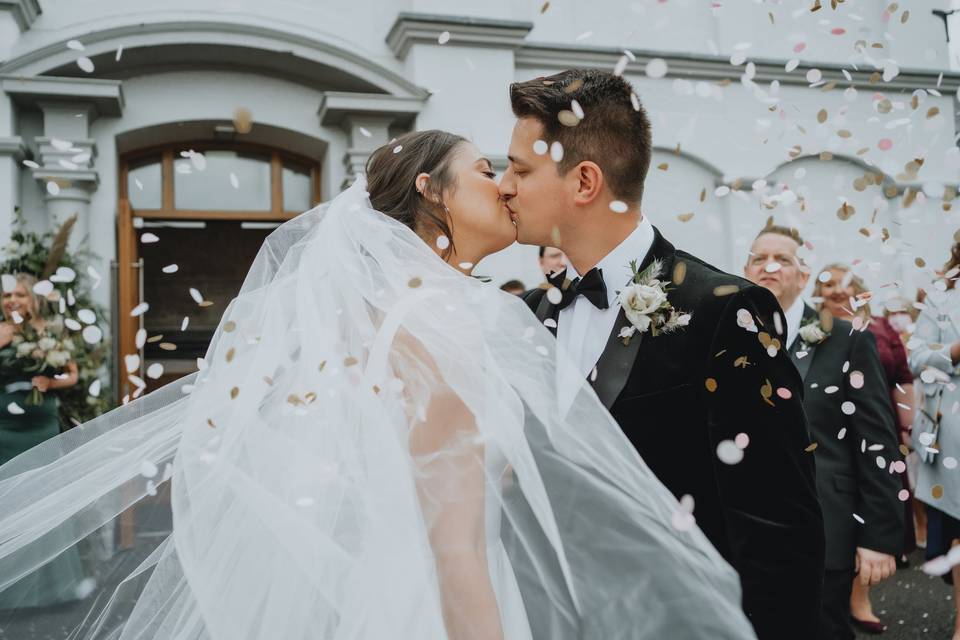 Confetti wedding couple