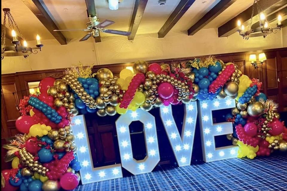 LOVE lights & balloons